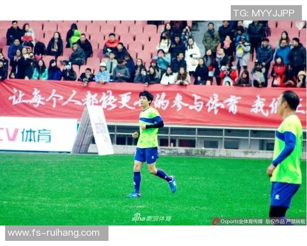 老年足球明星重返赛场精彩瞬间展现青春活力与团队精神